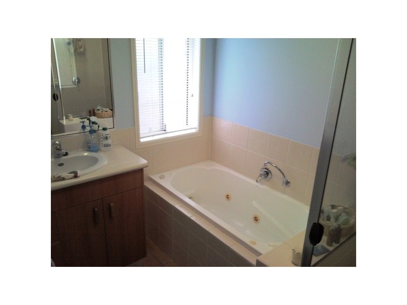 18 Daryl Drive, Varsity Lakes QLD 4227