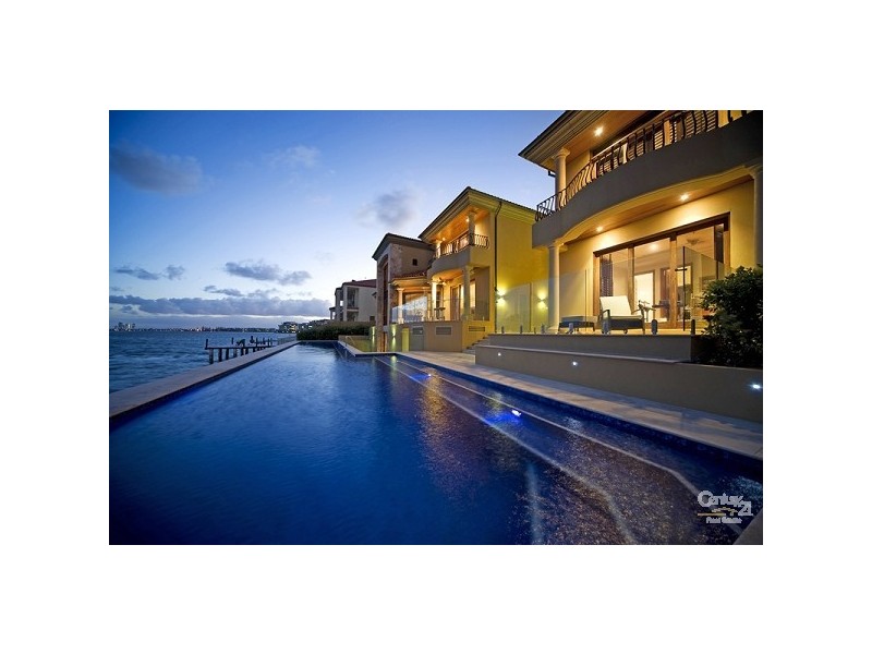 3 Sir Lancelot Cl, Sovereign Islands QLD 4216