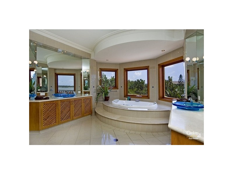 3 Sir Lancelot Cl, Sovereign Islands QLD 4216