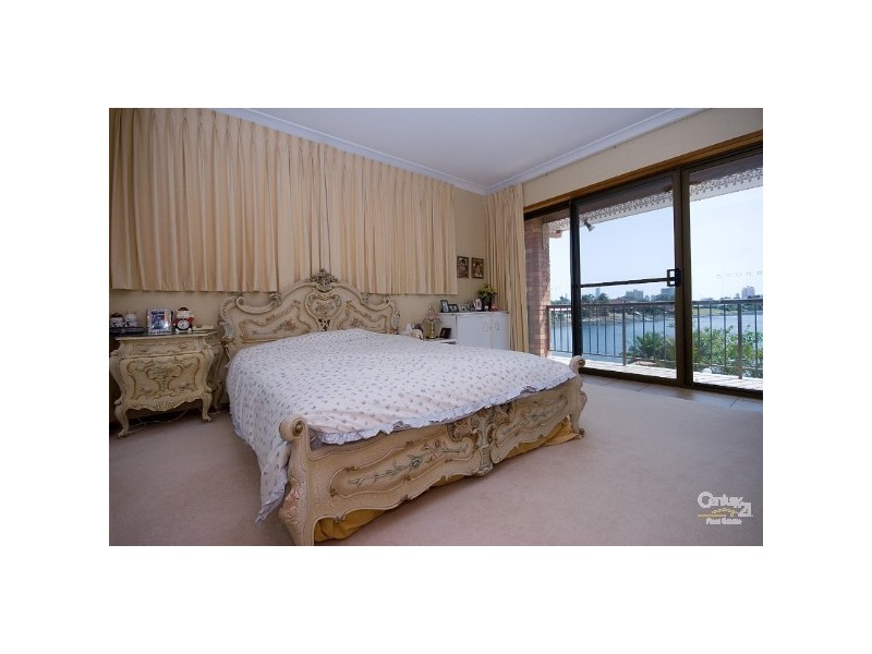 12 Lowanna Ct, Mermaid Waters QLD 4218