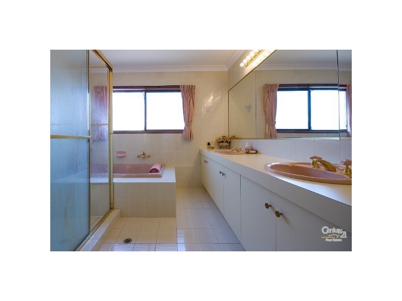 12 Lowanna Ct, Mermaid Waters QLD 4218