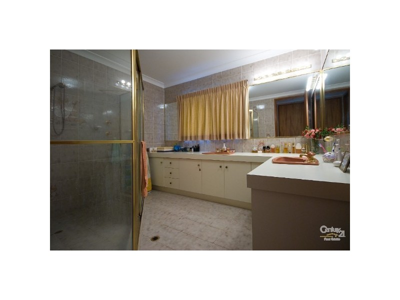 12 Lowanna Ct, Mermaid Waters QLD 4218