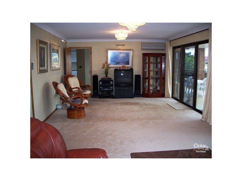 12 Lowanna Ct, Mermaid Waters QLD 4218