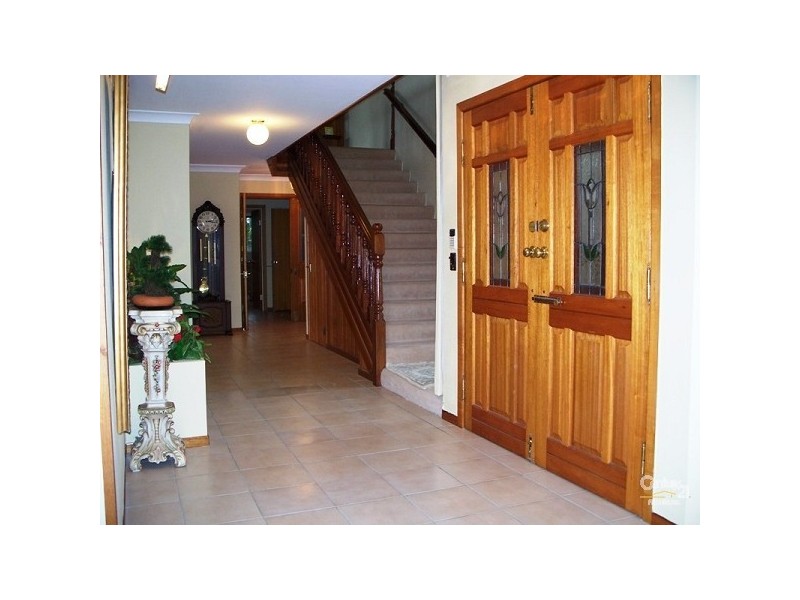 12 Lowanna Ct, Mermaid Waters QLD 4218