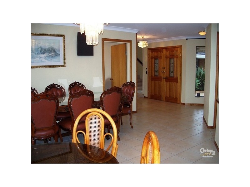 12 Lowanna Ct, Mermaid Waters QLD 4218