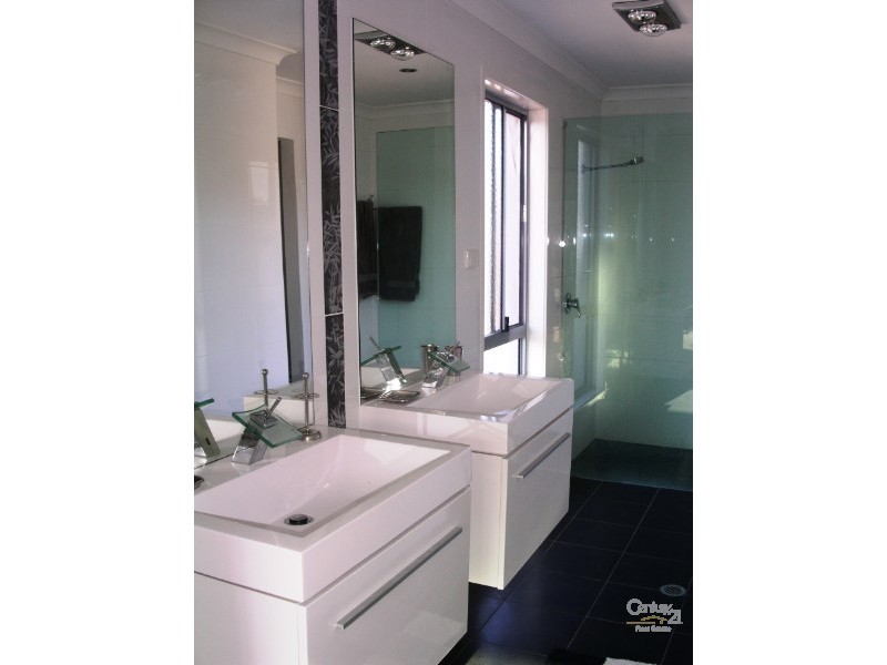 6 Tibor Court, Ashmore QLD 4214