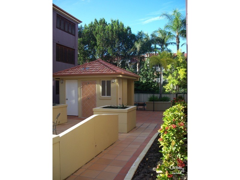 89 Bayview Street, Runaway Bay QLD 4216