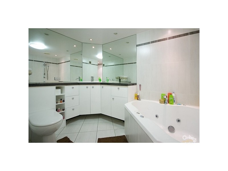 33 Thornton St, Surfers Paradise QLD 4217
