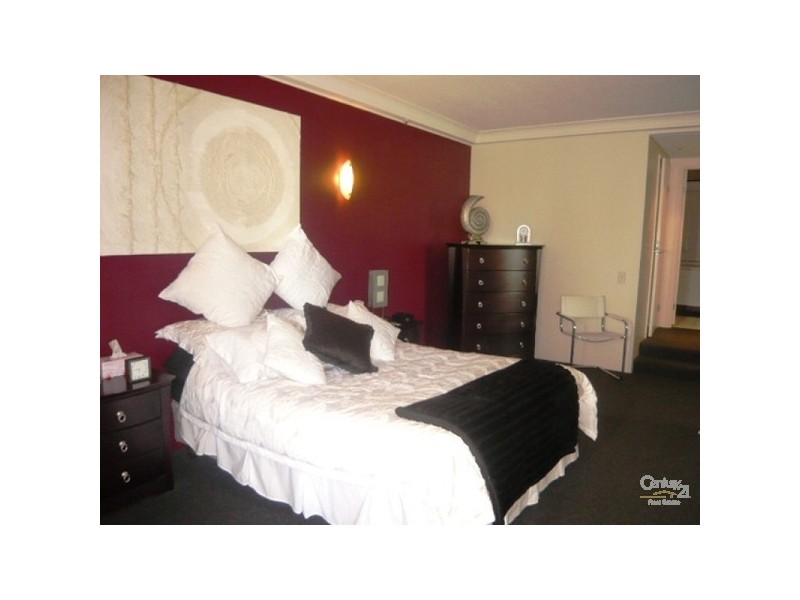 12 Commodore St, Surfers Paradise QLD 4217