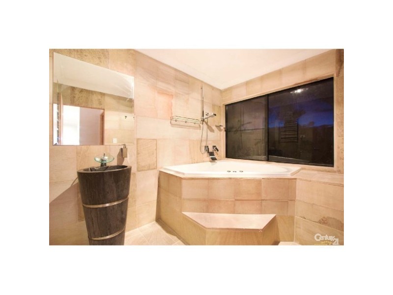 17 Monterey Court, Broadbeach Waters QLD 4218