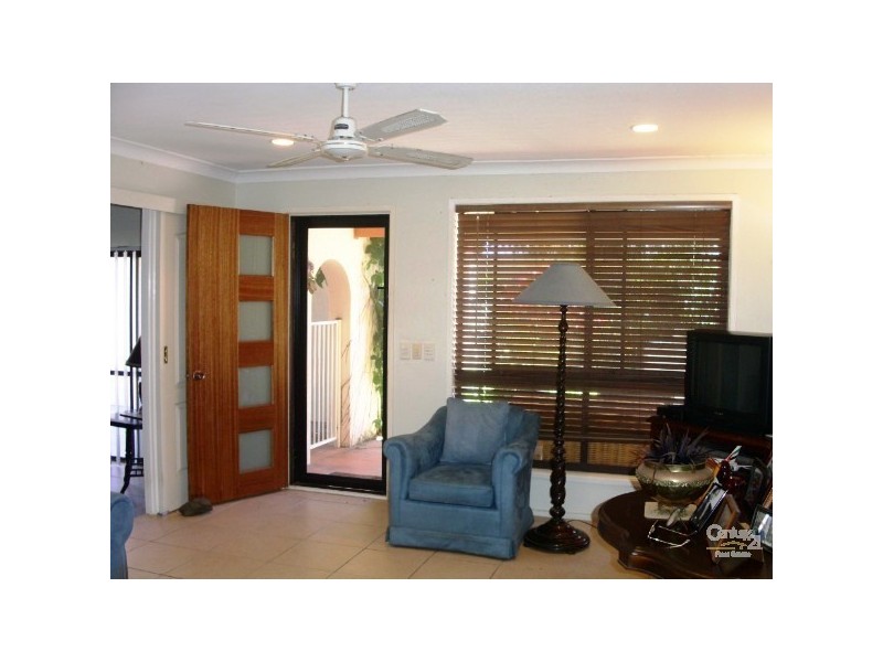 21 FORSTER AVE, Bundall QLD 4217