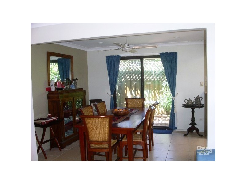 21 FORSTER AVE, Bundall QLD 4217