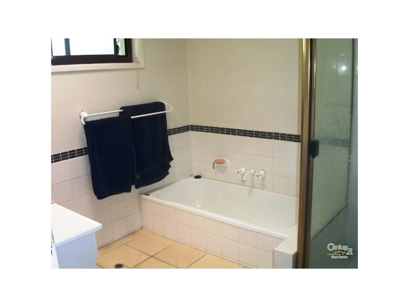 21 FORSTER AVE, Bundall QLD 4217
