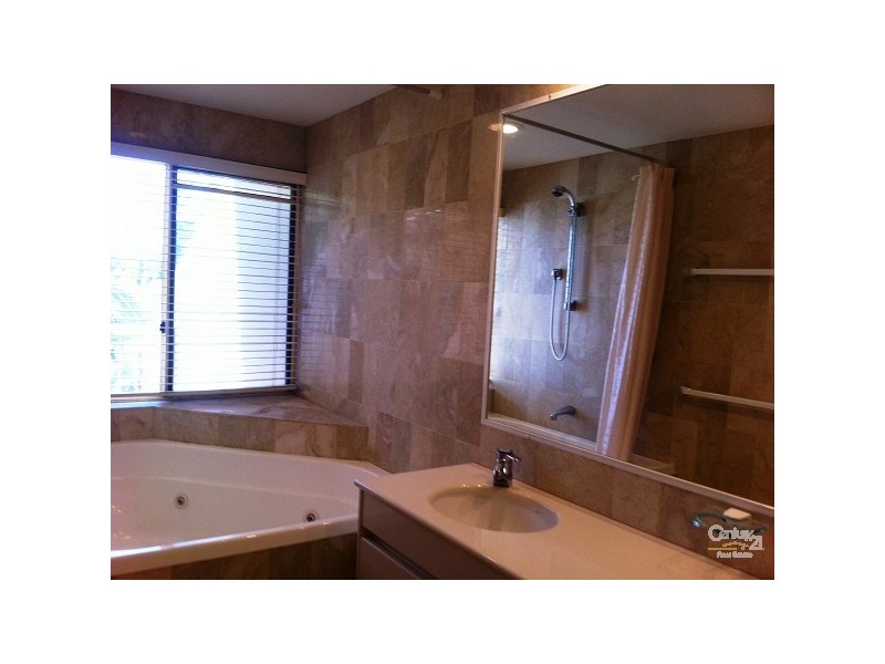 71/125 Santa Cruz Blvd, Clear Island Waters QLD 4226