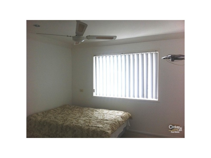 19 MIDDLE, Labrador QLD 4215