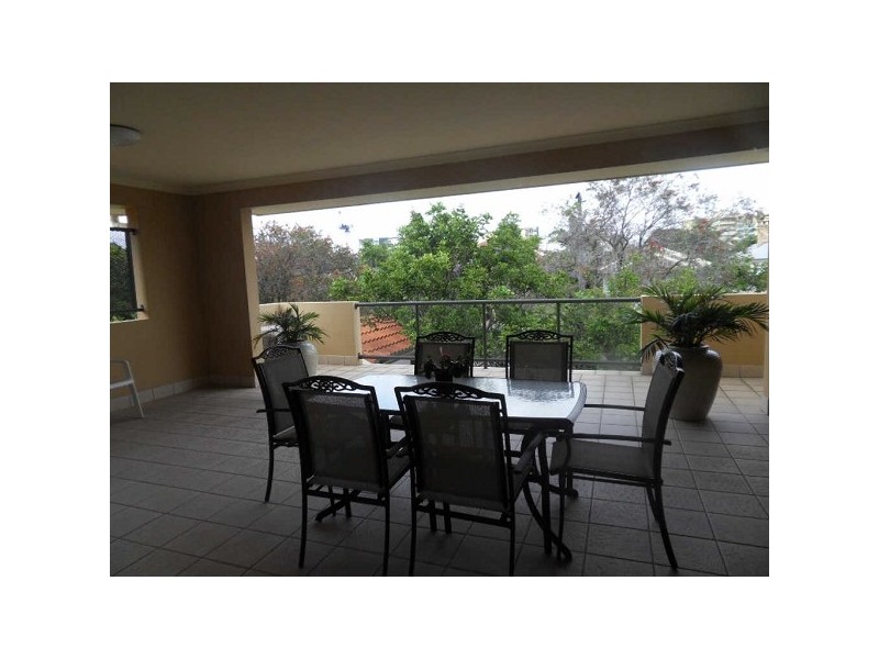 23/17  Whyenbah Street, Hamilton QLD 4007