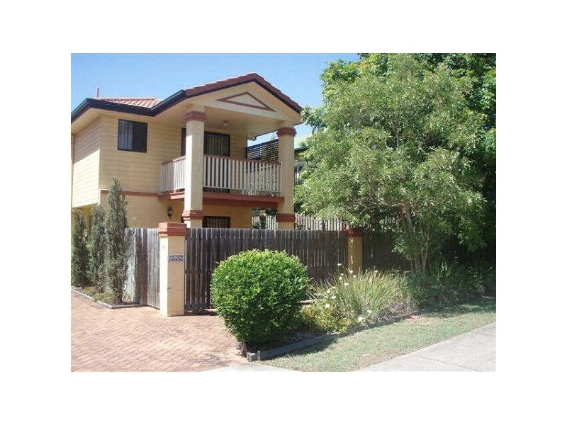 2/11  Denham Street, Clayfield QLD 4011