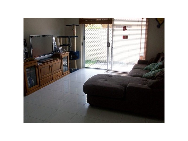 2/143 Central Street, Labrador QLD 4215