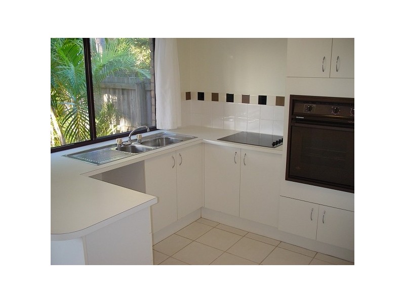 5/4 Cassandra Crescent, Labrador QLD 4215