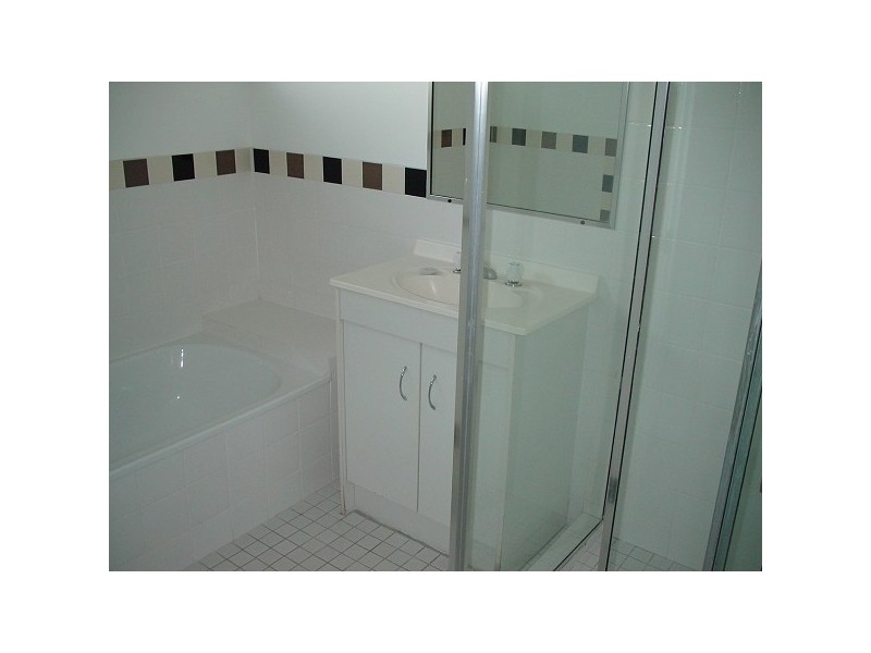 5/4 Cassandra Crescent, Labrador QLD 4215