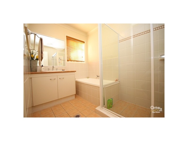 18 Madasin Close, Arundel QLD 4214