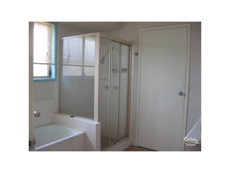 2/5 Beca, Arundel QLD 4214