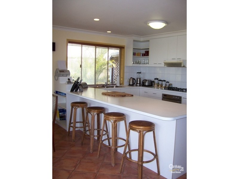 16 Carrumbella Drive, Arundel QLD 4214