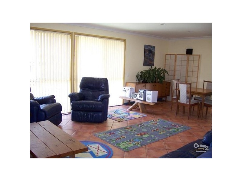 16 Carrumbella Drive, Arundel QLD 4214