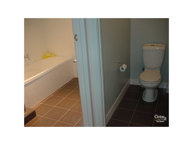 8 Goss Avenue, Labrador QLD 4215