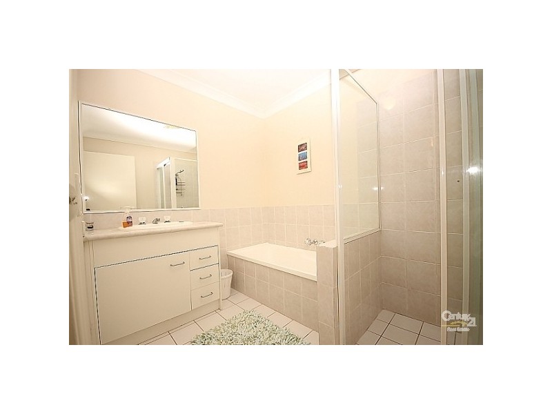 2/142 Greenacre Drive, Parkwood QLD 4214