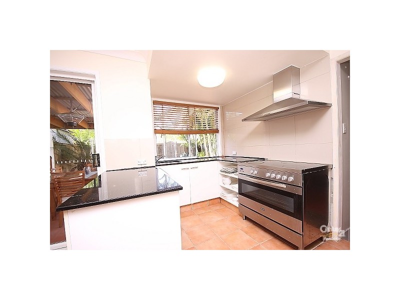 27/2 St Kevins Avenue, Benowa QLD 4217