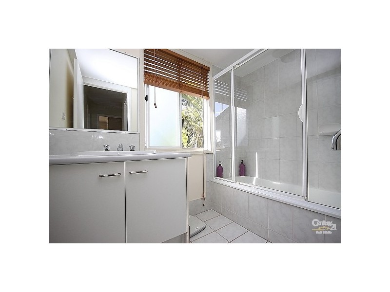 27/2 St Kevins Avenue, Benowa QLD 4217
