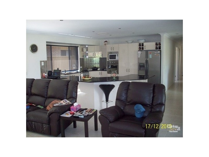 111 Crestwood Drive, Molendinar QLD 4214