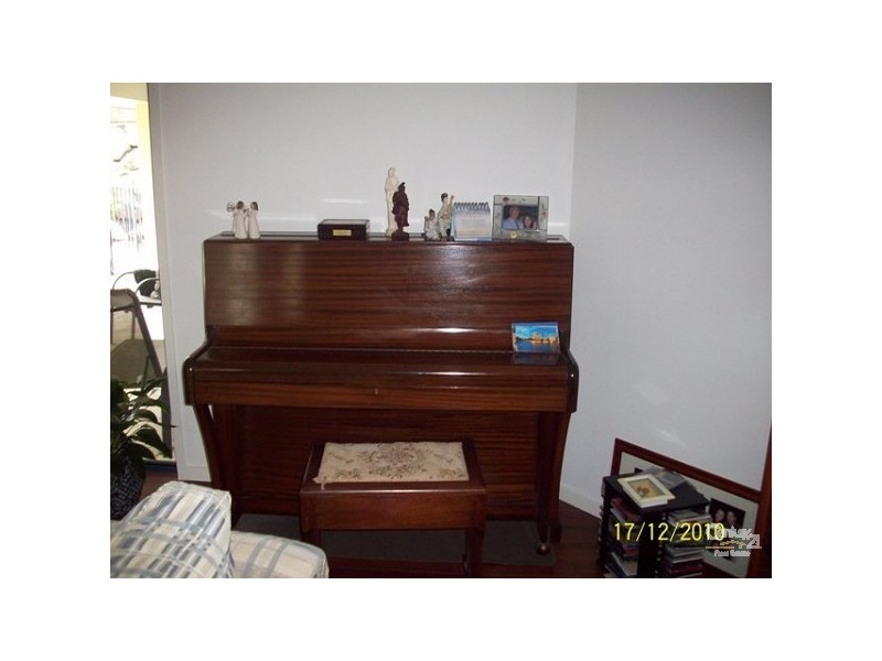 111 Crestwood Drive, Molendinar QLD 4214