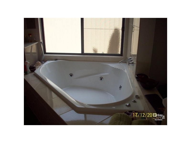 111 Crestwood Drive, Molendinar QLD 4214