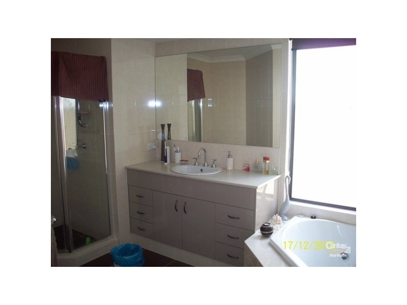 111 Crestwood Drive, Molendinar QLD 4214