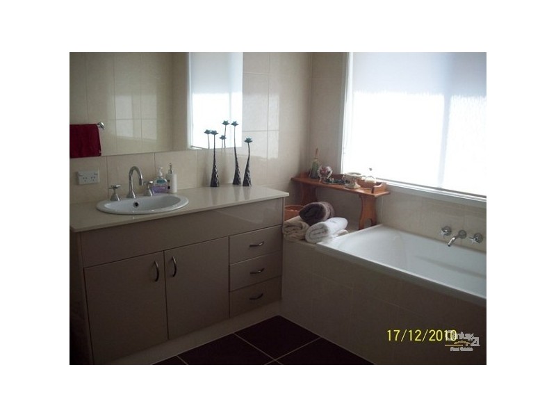 111 Crestwood Drive, Molendinar QLD 4214