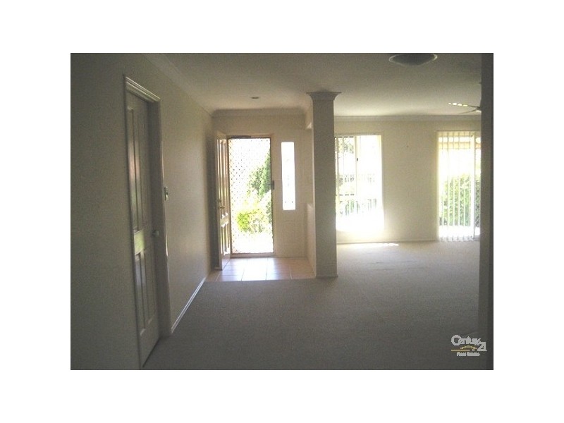 2/218 Central Street, Labrador QLD 4215