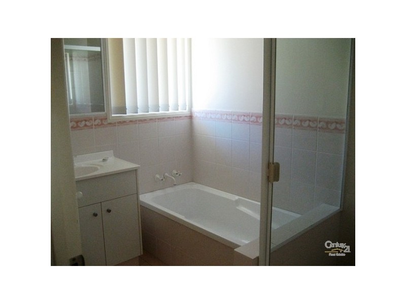 2/218 Central Street, Labrador QLD 4215