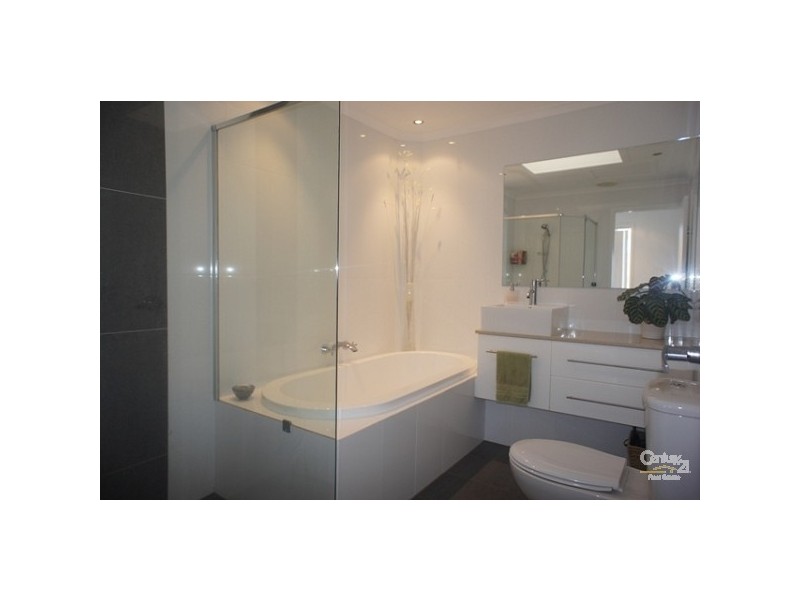 20/81 Olsen Avenue, Labrador QLD 4215