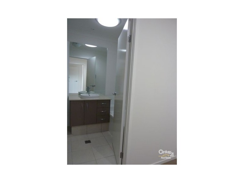 2/446 Pine Ridge Road, Coombabah QLD 4216