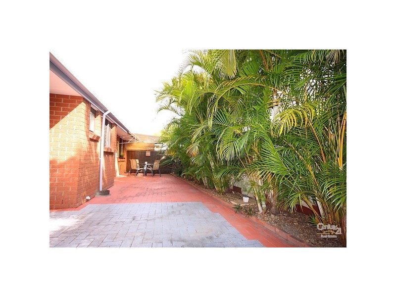 2/3 Stephenson Street, Labrador QLD 4215