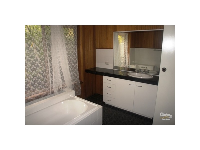 10 Carrumbella Drive, Arundel QLD 4214