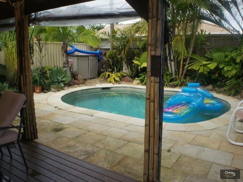 2/11 Stephanie Court, Labrador QLD 4215