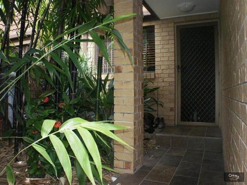 2/11 Stephanie Court, Labrador QLD 4215