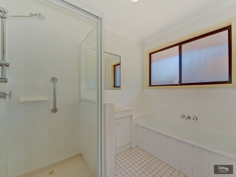 2/11 Senate Street, Labrador QLD 4215