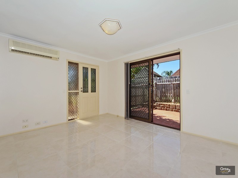 2/11 Senate Street, Labrador QLD 4215