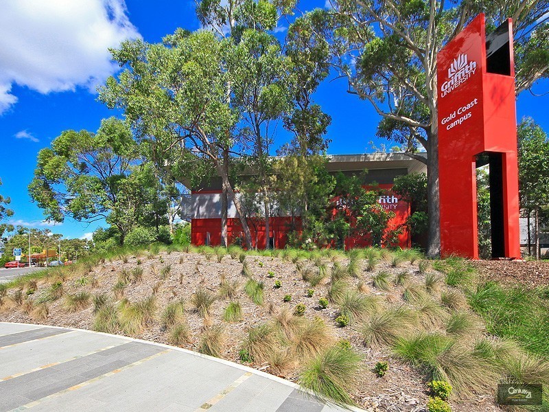 2/11 Senate Street, Labrador QLD 4215