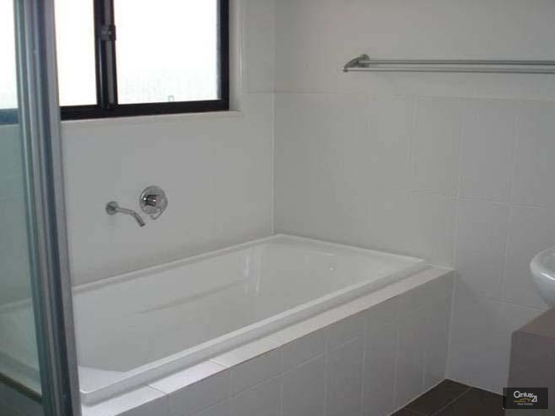 68 Golden Bear Dr, Arundel QLD 4214