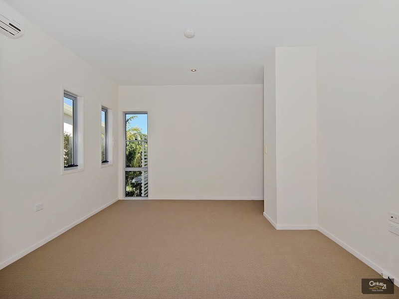 1/22 Billington St, Labrador QLD 4215